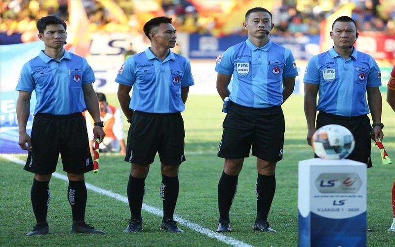 Có bao nhiêu trọng tài trong một trận bóng đá và nhiệm vụ chính của họ là gì?