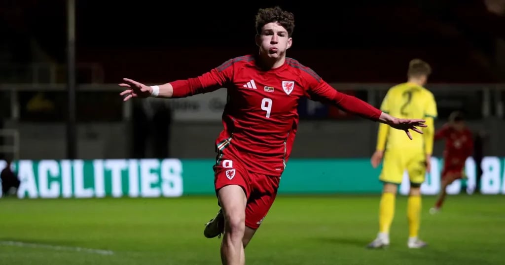 Who Is Lewis Koumas? Stoke City Career Stats, Analysis & Playing Style
