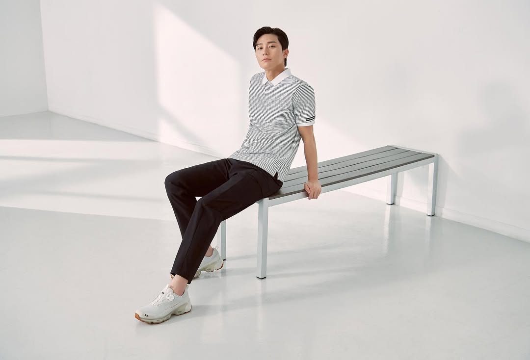 Phối áo polo với quần tây đen thanh lịch