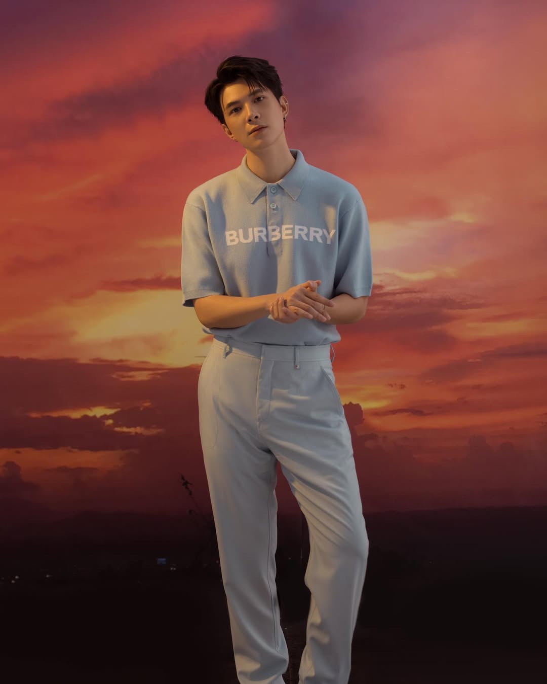 Anh Tú Atus phong cách với áo polo xanh dương