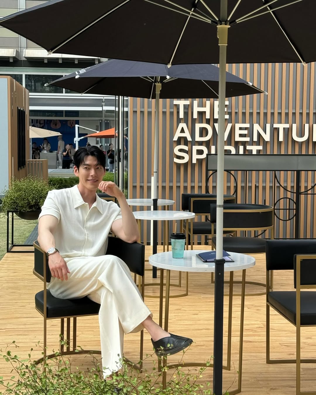 Kim Woo Bin thanh lịch trong set đồ trắng