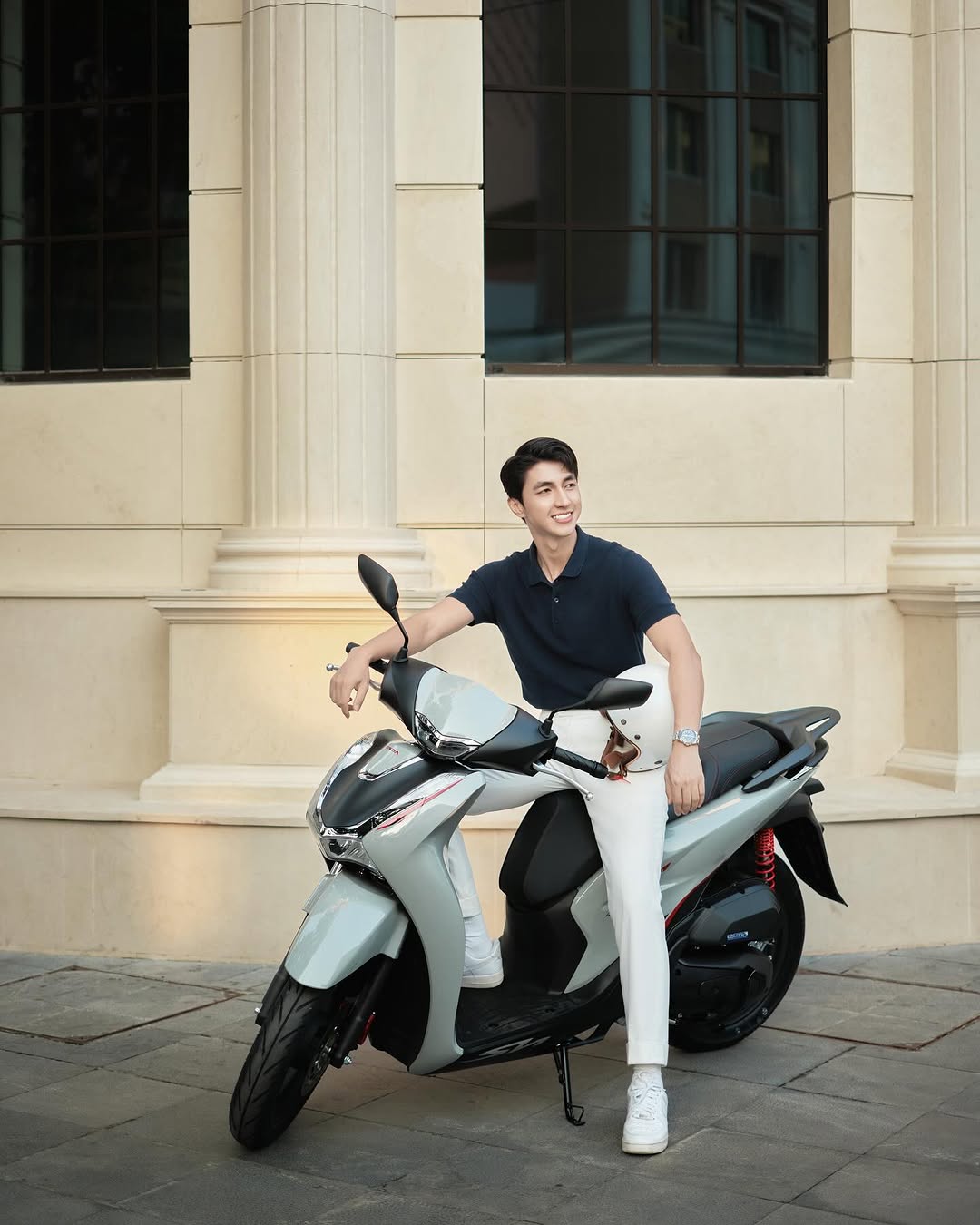 Bình An diện áo polo đen và quần ống suông